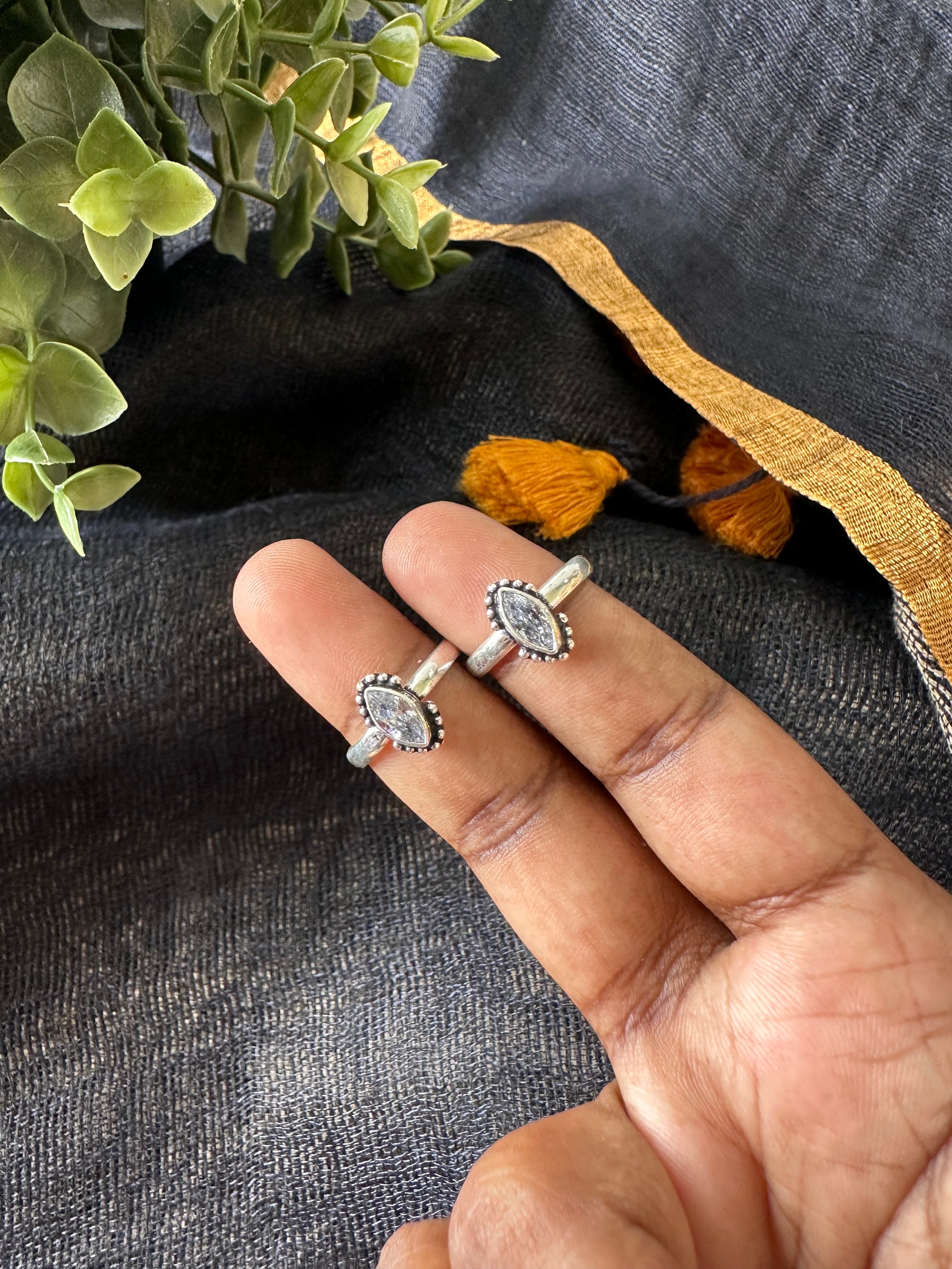 Lavari Jewelers Women's Star Adjustable Toe Ring, 925 Sterling Silver, .03  Cttw